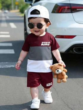 SHEIN Playful Pals مجموعة ملابس صبي رضيع 2 قطعة، تتكون من تي شيرت بأكمام قصيرة بياقة دائرية مطبوع عليه حرف "KING" وبنطال قصير بلون بوردو، طراز كاجوال شارع أنيق، مناسب للخروجات الصيفية