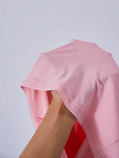 SHEIN مجموعة مكونة من قطعتين للفتيات المراهقات تتميز بتصميم كاجوال وعملي وأنيق، تتكون من تي شيرت مطبوع عليه أرقام وكلمات إنجليزية مع شرائط عاكسة، وبنطلون فضفاض. مناسب للمشي والتسوق والخروجات المدرسية والملابس اليومية. يمكن ارتداؤه مع جاكيت أو سترة.
