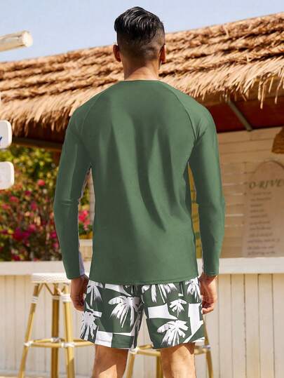 Manfinity Swimmode مجموعة ملابس علوية بأكمام طويلة وشورت بجيب مائل مطبوع بأشجار النخيل للرجال 2 قطعة