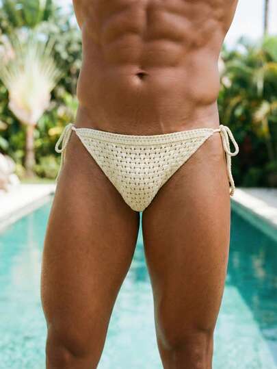 Manfinity Swimmode سراويل سباحة مثلثة للرجال بتصميم كاجوال مفرغة، سراويل سباحة بخصر مطاطي مزخرفة بالكروشيه للشاطئ والعطلات، بدلات سباحة رجالية، هدايا عيد الحب للرجال