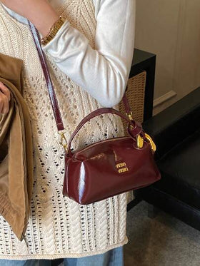 حقيبة يد جديدة من البولي يوريثان مقاومة للماء بلون أحادي بتصميم الدمية، مزينة برسومات حرفية، مغلقة بسحاب، حقيبة مربعة، لون بوردو، مزينة بتعليقات، حزام كتف قابل للتعديل، مناسبة للتسوق