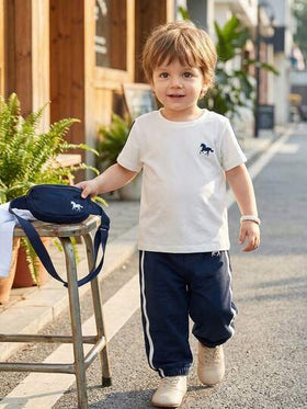 SHEIN Playful Pals مجموعة ملابس علوية وبنطلون قصير الأكمام للأطفال/الأولاد الرضع باللونين الأسود والأبيض، مزينة بشريط جانبي وطباعة الحصان، أنيقة وعصرية للارتداء في المنزل أو الخارج في الصيف