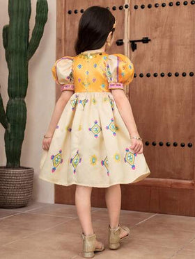 SHEIN رمضان فستان كاجوال بياقة مستديرة وأكمام منتفخة بطبعات زهور صغيرة للفتيات الصغيرات