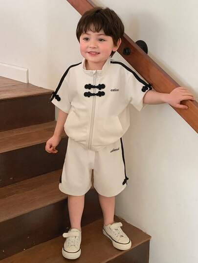 DAZY طقم قميص كاجوال بأكمام قصيرة مطبوع عليه حروف إنجليزية وشورت مخطط للأطفال الصغار، صيفي