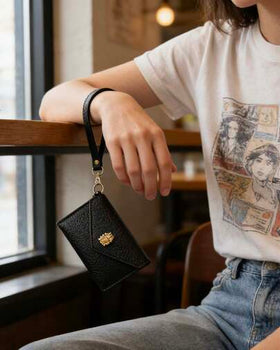 Michael Kors محفظة بطاقات جلدية مانعة لتشويش RFID مع سلسلة مفاتيح للنساء
