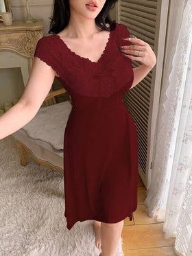 SHEIN فستان نوم نسائي أنيق أبيض اللون بياقة على شكل حرف V عميقة وزخرفة من الدانتيل، صيفي