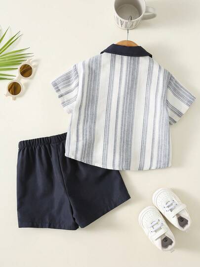 SHEIN مجموعة ملابس علوية وشورت للأطفال الرضع الصبيان، ملابس علوية نسيج مخطط باللون الأزرق الكحلي وشورت كارجو، ملابس الربيع والصيف للأطفال الصبيان، ملابس علوية أكمام قصيرة للأطفال الصبيان، قطعتان