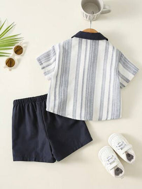 SHEIN مجموعة ملابس علوية وشورت للأطفال الرضع الصبيان، ملابس علوية نسيج مخطط باللون الأزرق الكحلي وشورت كارجو، ملابس الربيع والصيف للأطفال الصبيان، ملابس علوية أكمام قصيرة للأطفال الصبيان، قطعتان