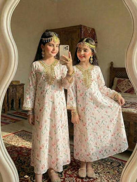 SHEIN فستان كاجوال تقليدي عربي/ للبنات الصغيرات، بنقشة زهور، وحواف مطرزة، وفستان ماكسي فضفاض، وقفطان ملون بأكمام طويلة