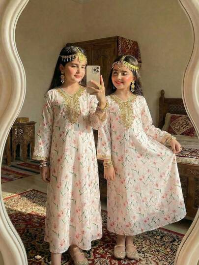 SHEIN فستان كاجوال تقليدي عربي/ للبنات الصغيرات، بنقشة زهور، وحواف مطرزة، وفستان ماكسي فضفاض، وقفطان ملون بأكمام طويلة
