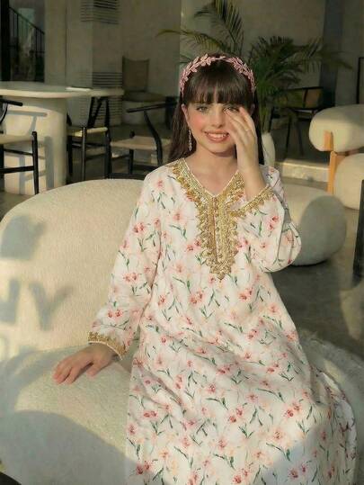SHEIN فستان كاجوال تقليدي عربي/ للبنات الصغيرات، بنقشة زهور، وحواف مطرزة، وفستان ماكسي فضفاض، وقفطان ملون بأكمام طويلة