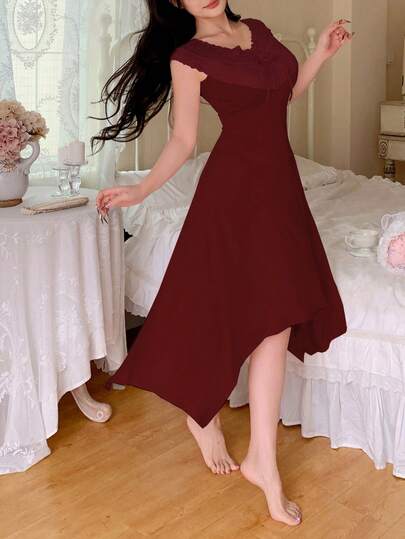 SHEIN فستان نوم نسائي أنيق أبيض اللون بياقة على شكل حرف V عميقة وزخرفة من الدانتيل، صيفي