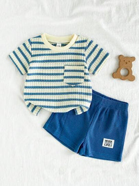 SHEIN Vintaside Kids مجموعة صيفية من قميص كم قصير بياقة مستديرة وشورت بخصر مطاطي مع شعار، للأطفال الرضع والصغار، من قماش مخطط أبيض وأسود بنمط الفوطة، قطعتان