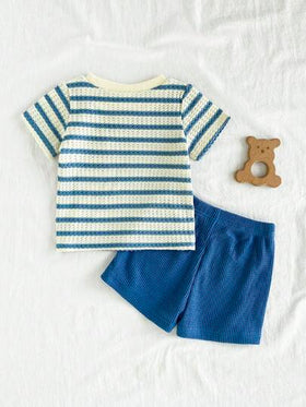 SHEIN Vintaside Kids مجموعة صيفية من قميص كم قصير بياقة مستديرة وشورت بخصر مطاطي مع شعار، للأطفال الرضع والصغار، من قماش مخطط أبيض وأسود بنمط الفوطة، قطعتان