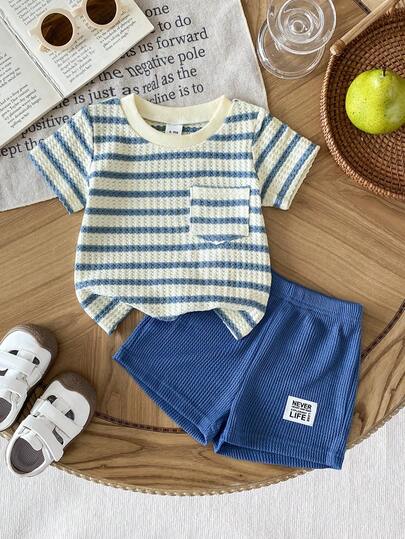 SHEIN Vintaside Kids مجموعة صيفية من قميص كم قصير بياقة مستديرة وشورت بخصر مطاطي مع شعار، للأطفال الرضع والصغار، من قماش مخطط أبيض وأسود بنمط الفوطة، قطعتان