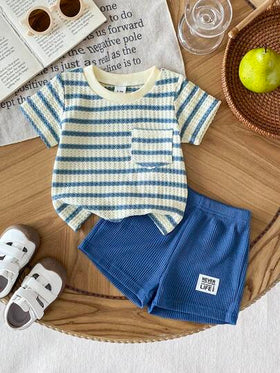SHEIN Vintaside Kids مجموعة صيفية من قميص كم قصير بياقة مستديرة وشورت بخصر مطاطي مع شعار، للأطفال الرضع والصغار، من قماش مخطط أبيض وأسود بنمط الفوطة، قطعتان
