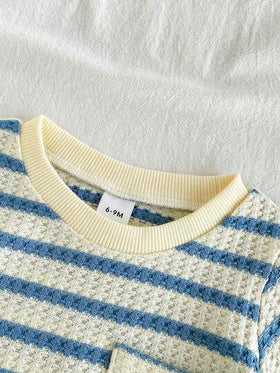 SHEIN Vintaside Kids مجموعة صيفية من قميص كم قصير بياقة مستديرة وشورت بخصر مطاطي مع شعار، للأطفال الرضع والصغار، من قماش مخطط أبيض وأسود بنمط الفوطة، قطعتان