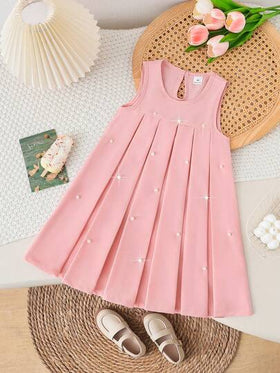 SHEIN فستان كاجوال بدون أكمام للفتاة الصغيرة، مزين بالخرز الاصطناعي وتفاصيل منقوشة، تصميم بسيط وعملي للارتداء اليومي