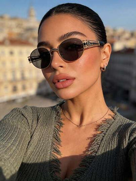 زوج من النظارات الشمسية الأنيقة ذات الإطار البيضاوي الصغير المجوف، متعددة الاستخدامات، رقيقة وأنيقة، مناسبة للارتداء اليومي، التصوير الشارعي، العطلات، السفر، شاطئ الصيف، الأنشطة الخارجية، اكسسوارات السفر والشاطئ