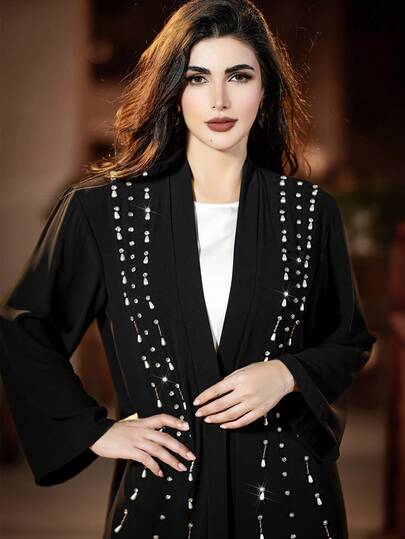 Layrah كفتان أسود مزين بالراين ستون والخرز اللؤلؤي الأنيق