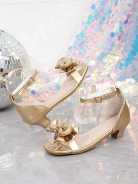 زوج من صنادل الأطفال ذات الكعب البلوري الأحدث لفصل الصيف - بتصميم ذهبي. سهلة المطابقة مع مختلف الملابس، مناسبة للخروجات اليومية، مراكز التسوق، الحفلات، وعطلات الصيف.