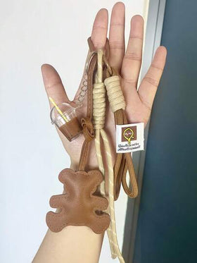 حلية حقيبة من الحبال المنسوجة على طراز كوري بتصميم الدب البني للخريف/الشتاء، سلسلة مفاتيح جلدية فاخرة مصقولة بتصميم الدب، اكسسوار حقيبة إبداعي، قلادة مفتاح، ديكور حقيبة الظهر، مناسب للحقائب اليدوية وحقائب الظهر والمفاتيح - هدية عيد الميلاد/عيد الحب للسيدا