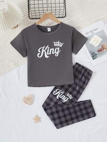 SHEIN طقم بيجامة للأولاد مكون من ملابس علوية كاجوال بأكمام قصيرة مطبوعة بنص وخطوط مربعة وبنطلون