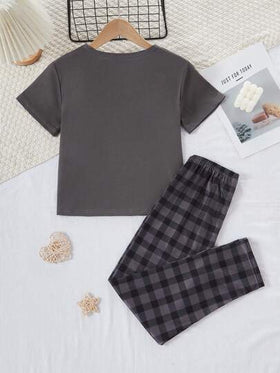 SHEIN طقم بيجامة للأولاد مكون من ملابس علوية كاجوال بأكمام قصيرة مطبوعة بنص وخطوط مربعة وبنطلون