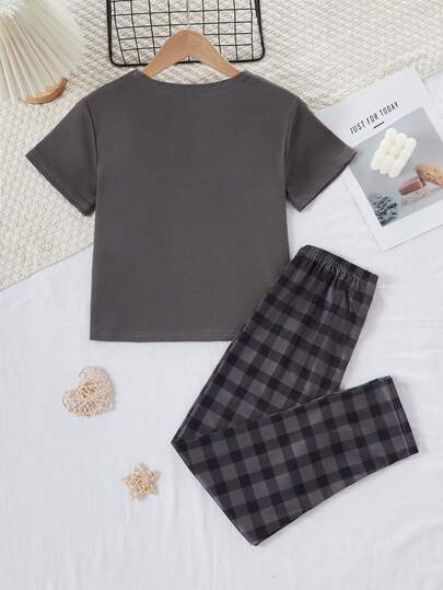 SHEIN طقم بيجامة للأولاد مكون من ملابس علوية كاجوال بأكمام قصيرة مطبوعة بنص وخطوط مربعة وبنطلون