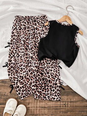 SHEIN Sparklyn مجموعة من قطعتين للبنات تتكون من توب كامي مضلع مع بنطلون مستقيم الساق مطبوع برسم نمر رقمي، مزين بفيونكة ثلاثية الأبعاد، بطراز أمريكي كاجوال رجعي، مناسب للارتداء اليومي في الربيع والصيف