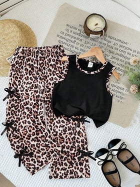 SHEIN Sparklyn مجموعة من قطعتين للبنات تتكون من توب كامي مضلع مع بنطلون مستقيم الساق مطبوع برسم نمر رقمي، مزين بفيونكة ثلاثية الأبعاد، بطراز أمريكي كاجوال رجعي، مناسب للارتداء اليومي في الربيع والصيف