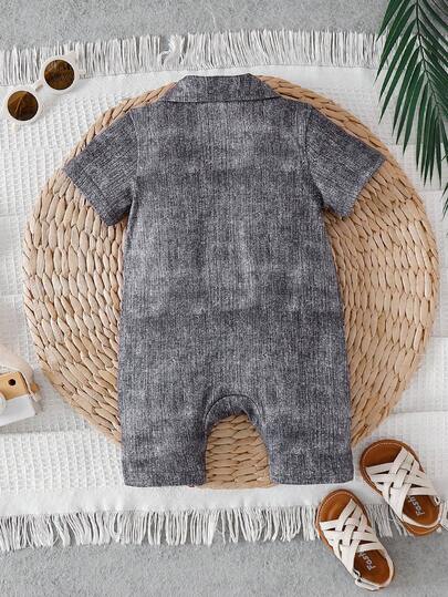 SHEIN رومبير قصيرة الأكمام للأطفال الرضع مطبوعة بتأثير الجينز