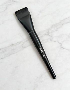 Lancôme فرشاة أساس ذات قمة مسطحة طويلة الأمد. أساس خفيف الوزن لا يمتص الكثير من المنتج. تصميم قطعة واحدة محمول. فرشاة مكياج رفيعة