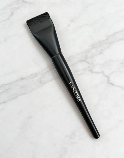Lancôme فرشاة أساس ذات قمة مسطحة طويلة الأمد. أساس خفيف الوزن لا يمتص الكثير من المنتج. تصميم قطعة واحدة محمول. فرشاة مكياج رفيعة