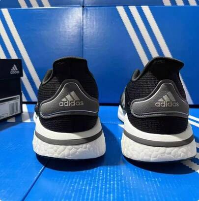 Adidas أحذية رياضية كلاسيكية مريحة وكاجوال بنعل مبطن مقاوم للانزلاق