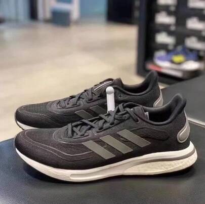 Adidas أحذية رياضية كلاسيكية مريحة وكاجوال بنعل مبطن مقاوم للانزلاق