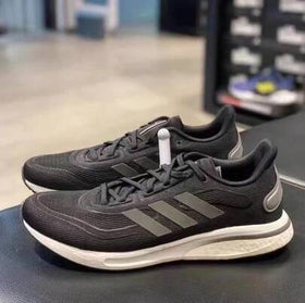 Adidas أحذية رياضية كلاسيكية مريحة وكاجوال بنعل مبطن مقاوم للانزلاق