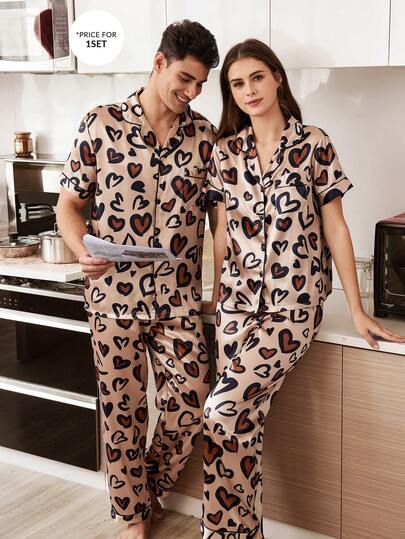 CoupledUp بيجامة رجالية مكونة من كارديجان بياقة من الساتان بطبعات قلوب وفهد، قصيرة الأكمام