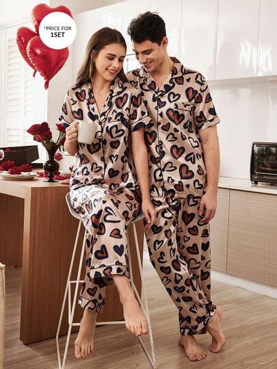 CoupledUp بيجامة رجالية مكونة من كارديجان بياقة من الساتان بطبعات قلوب وفهد، قصيرة الأكمام