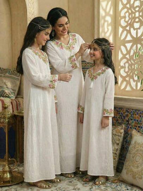 فستان كاجوال أبيض للفتيات المراهقات بنمط موجي-رجعي مع أكمام طويلة بطراز بسيط، مميز بتطريز زهري على الدانتيل، مناسب كفستان أنيق للسفر.