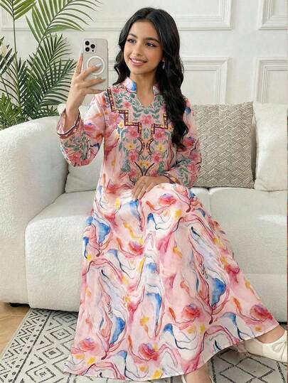 SHEIN رداء فضفاض بأكمام ثلاثة أرباع مع تقسيم الذيل بطبعة رجعية للفتيات المراهقات، باللون الأزرق والأخضر