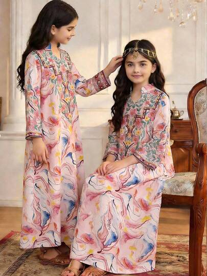 SHEIN رداء فضفاض بأكمام ثلاثة أرباع مع تقسيم الذيل بطبعة رجعية للفتيات المراهقات، باللون الأزرق والأخضر