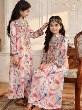 SHEIN رداء فضفاض بأكمام ثلاثة أرباع مع تقسيم الذيل بطبعة رجعية للفتيات المراهقات، باللون الأزرق والأخضر