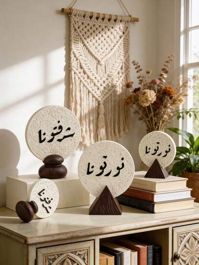 قطعة ديكور راتنجية رقيقة وبسيطة، بتصميم ذو معنى ومبشر، مناسبة للمنزل والأماكن الداخلية وغرفة الشاي والمكتب والفندق وديكور حفلات العطلات، وتشكل أيضًا هدية رائعة.