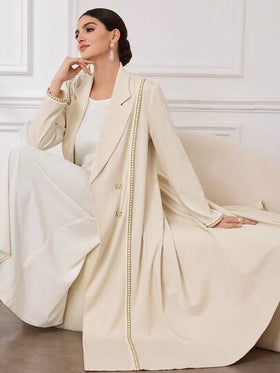 Al Najma عباءة نسائية أنيقة طويلة مزينة باللؤلؤ مع ياقة مقطوعة وتصميم أزرار مزدوجة، مناسبة للارتداء اليومي