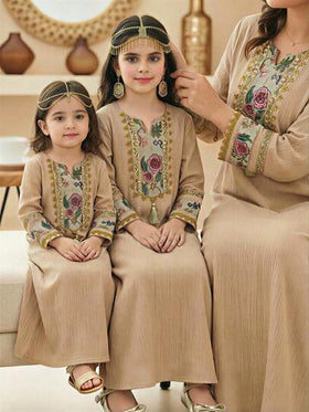 SHEIN فستان ذو رقبة على شكل V مزين بالدانتيل والحواف الذهبية مع أكمام ذات نمط رجعي يحمل عناصر تقليدية، قلادة شرابة تضيف أناقة، قصة فضفاضة تجسد خصائص الملابس الشرق أوسطية، مناسب للاحتفالات والمناسبات، يجمع بين الجوهر التقليدي وملابس الاحتفالات