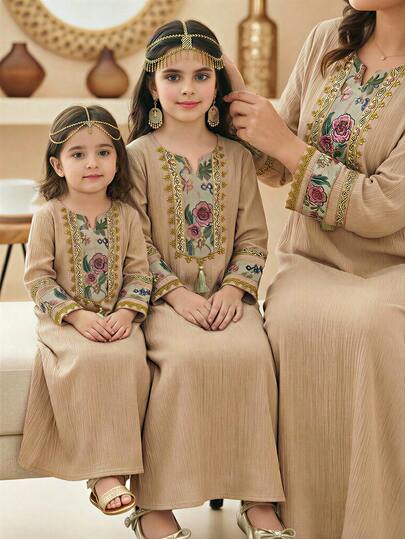 SHEIN فستان ذو رقبة على شكل V مزين بالدانتيل والحواف الذهبية مع أكمام ذات نمط رجعي يحمل عناصر تقليدية، قلادة شرابة تضيف أناقة، قصة فضفاضة تجسد خصائص الملابس الشرق أوسطية، مناسب للاحتفالات والمناسبات، يجمع بين الجوهر التقليدي وملابس الاحتفالات