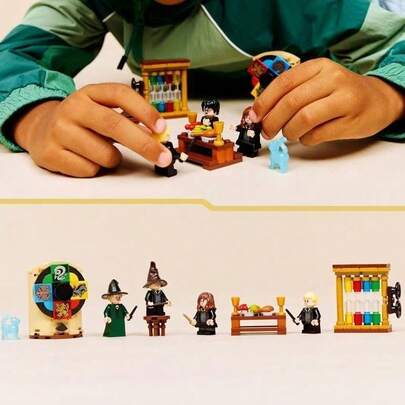LEGO مجموعة ليغو هاري بوتر 76460 قلعة هوغوارتس: لغز مراسم الفرز مكعبات البناء