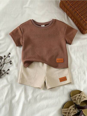 SHEIN مجموعة قميص وشورت قصير الأكمام مطبوع بحرف للأطفال الرضع بنين/بنات، بتصميم بسيط وعصري من الأقمشة المحبوكة، قطعتان