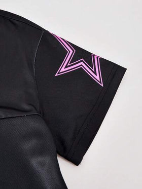 SHEIN ChillGRL مجموعة قطعتين للبنات المراهقات تتكون من قميص فضفاض بياقة على شكل حرف V مخطط وقميص بطباعة أرقام جرافيك مع بنطلون جيوب مستقيم الساق، أنيق للربيع/الصيف/الخريف